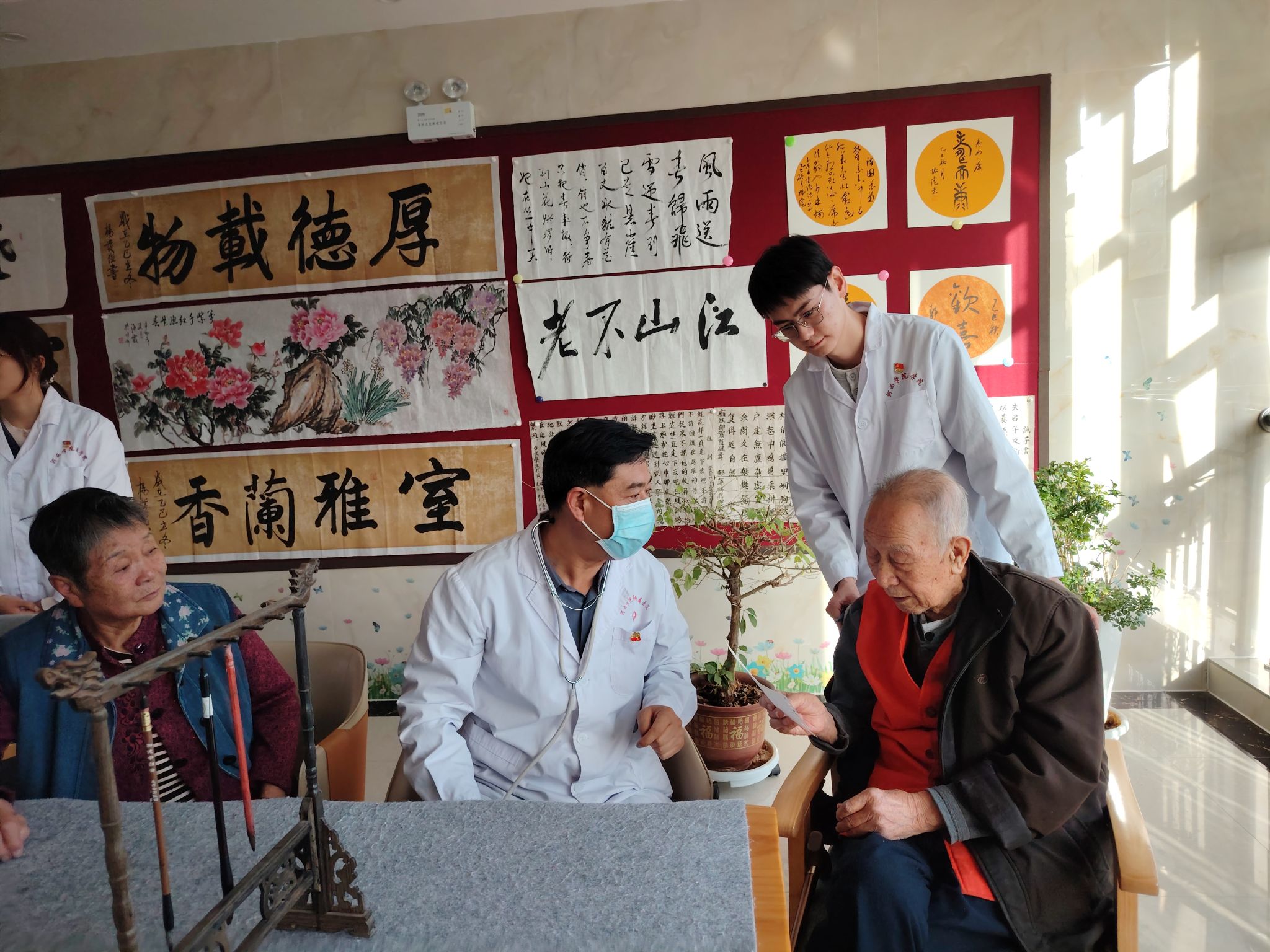 学院教工第一党支部开展“情暖福利院 义诊送关怀”主题党日活动